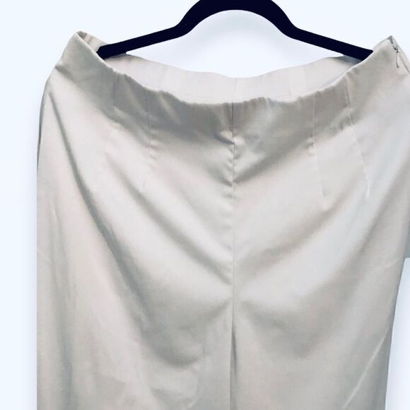 Women’s white Briggs New York ankle pant with hidden side zipper. - Picture 2 of 5